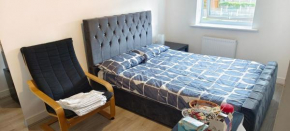 VISHISAMARTH COM 8G 15 min walk to COOP, ARENA, ETIHAD, City Centre, CCTV,FREE CAR PARKING,FREE SNACKS, LOCKBOX,Hourly let ,luggage storage, FRIDGE, MICROWAVE,FAN, Late night Checkin Anytime ,2min wal